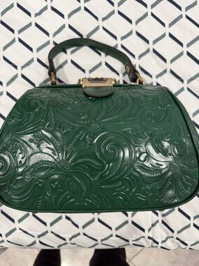 Patricia Nash
Patricia Nash Gracchi Tooled
Framed Leather Handbag
Crossbody Soft